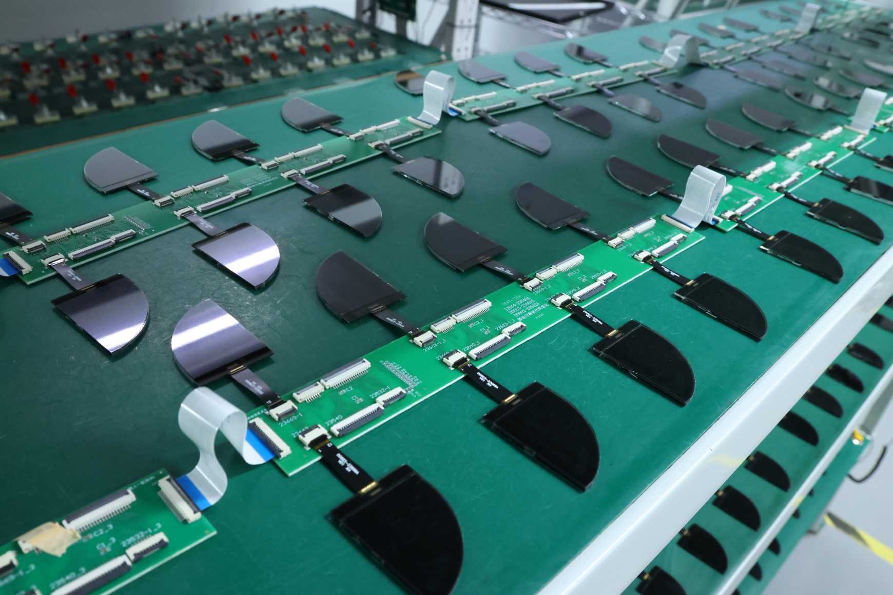 Międzybranżowa integracja technologii wyświetlania pobudza rynek wart setki miliardów dolarów, a chińscy producenci wyświetlaczy LCD ścigają się, by wykorzystać ścieżkę dostosowywania